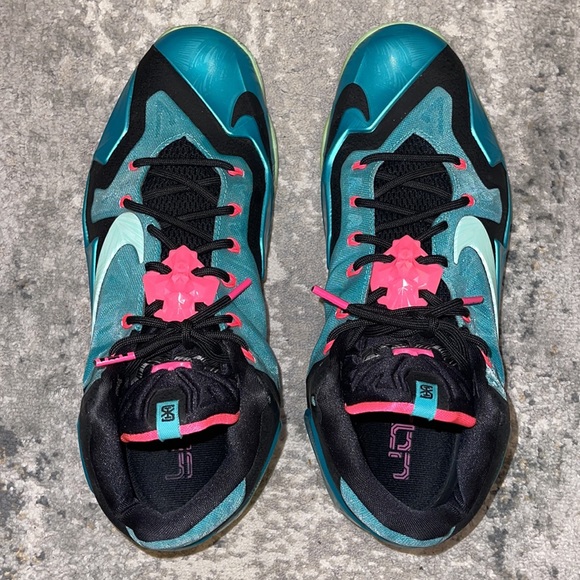 Nike | LeBron James 11 South Beach - Picture 9 of 9